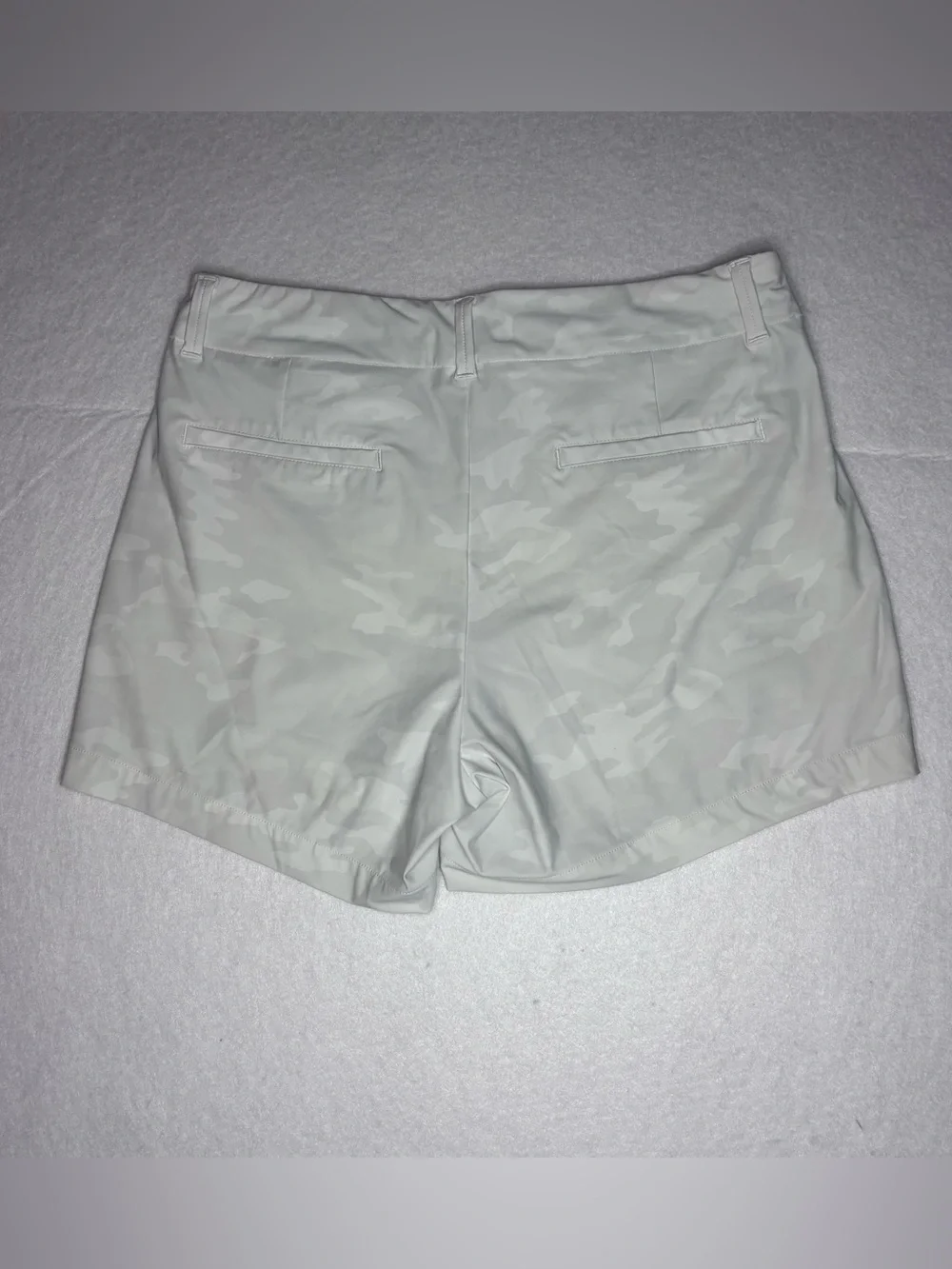 SPANX Sunshine 4’’ White Stretch Shorts with Subtle Camo Pants Print Woman’s S